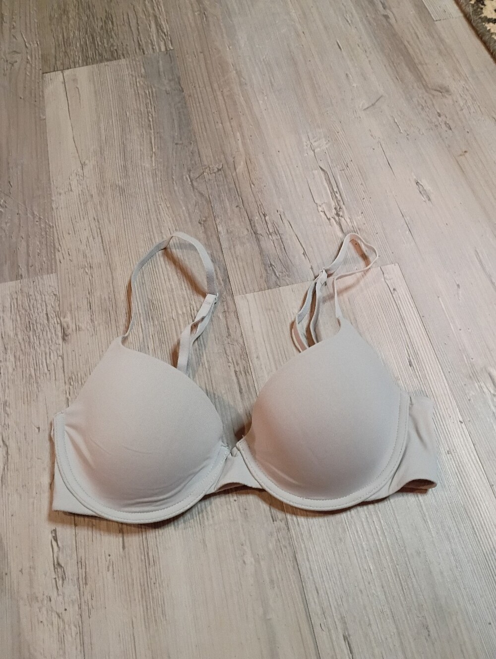 Victoria Secret - Picture 2 of 4